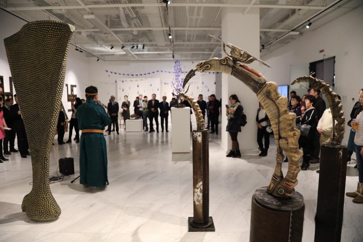 Т.Баттогтохын “Далны симфони” үзэсгэлэн нээгдлээ